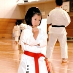 引き締まった表情で迫力の形を披露する藤田妙さん＝三田市つつじが丘南３