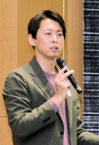 天気ニュースの見方などについて解説する蓬莱大介さん＝三田市川除