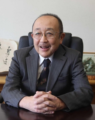 三田市民病院の現状や課題などについて話す溝渕知司新院長＝三田市けやき台３