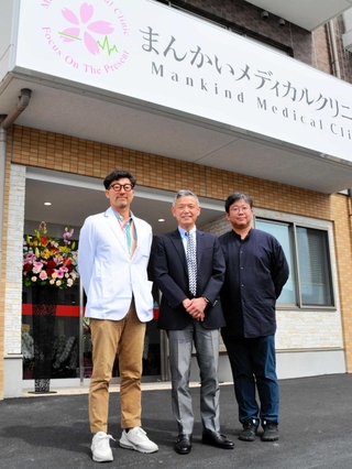 開院した「まんかいメディカルクリニック」。（左から）林卓郎医師、田場隆介理事長、廣田篤史医師の３人＝三田市すずかけ台１