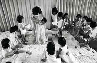 三田市内の保育園で散髪してもらう園児たち（１９７５年）