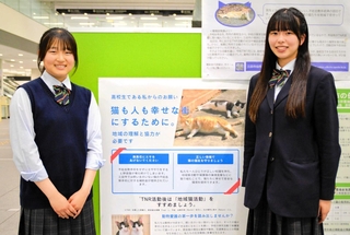 ポスターを制作した谷川心陽さん（右）と野間彩花さん＝三田市役所