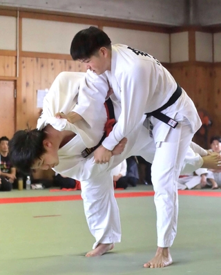 積極的に技をかける選手たちに、会場から拍手が送られた＝三田市心道会館