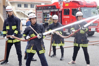 放水を体験する神戸医療福祉専門学校三田校の学生たち＝三田市下深田