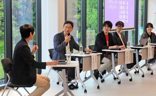 関西学院大学出身で「ヒューリック」の専務執行役員を務める大櫃直人さん（左から２人目）らが「Ｓ－ベース」の今後について語り合った＝三田市学園４