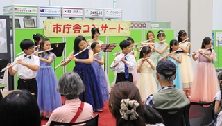 今年５月の９９回目のコンサートでは、「わくわくフルートサークル」が演奏した＝三田市三輪２