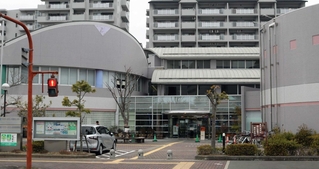 老朽化が進み、新商業施設への機能移転が予定されるフラワータウン市民センター＝三田市武庫が丘７
