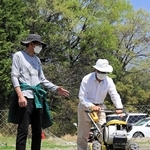 スタッフ（左）に見守られながら耕運機を使う参加者＝三田市尼寺