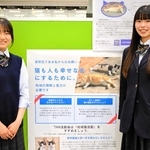 ポスターを制作した谷川心陽さん（右）と野間彩花さん＝三田市役所