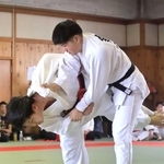 積極的に技をかける選手たちに、会場から拍手が送られた＝三田市心道会館