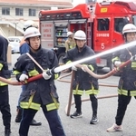 放水を体験する神戸医療福祉専門学校三田校の学生たち＝三田市下深田