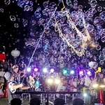 ２０２４年８月の三田まつりで、夜空を彩ったシャボン玉パフォーマンス＝三田市三輪２、三田市役所前広場