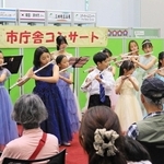 今年５月の９９回目のコンサートでは、「わくわくフルートサークル」が演奏した＝三田市三輪２