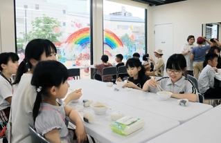 ５月下旬にスタートした地域食堂で、豚汁やおにぎりを味わう子どもたち＝三田市弥生が丘１