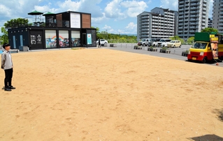 外遊びや屋外活動を自由に企画できる「ハラッパーク」。日中はキッチンカーも出店している＝三田市弥生が丘１