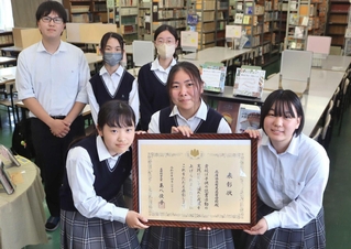 読書活動の優れた実践が評価され、文部科学大臣表彰を受けた有馬高校の図書委員ら＝三田市天神２