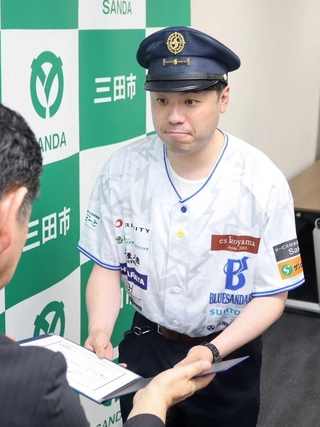 田村克也市長から交通大使の委嘱状を受け取る北川翔太郎さん＝三田市役所