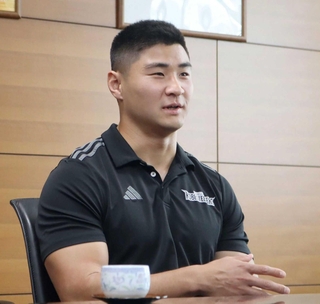 田村克也市長に今後の意気込みなどを語った浜野隼大選手＝三田市役所