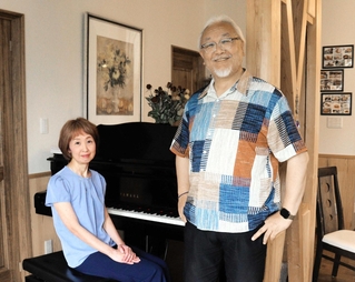 「Ｂｌｕｅ　Ｓｋｙ」を制作した作曲家の合田佳代子さん（左）と指揮者の加藤完二さん＝三田市藍本