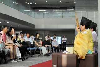 市民らが雅楽に酔いしれた＝三田市三輪２