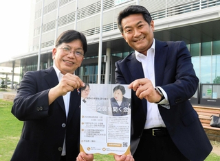 「聞く会」のチラシを紹介する武庫小学校の大向勲校長（左）とすずかけ台小学校の荒井隆一校長＝三田市三輪２