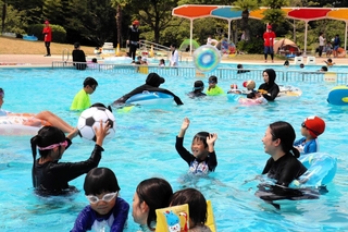 昨年の「ふれあいプール」の様子＝三田市四ツ辻
