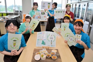 三田産黒大豆枝豆を使ったアレンジレシピをアピールする湊川短期大学の学生たち＝三田市四ツ辻