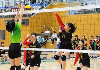 バレーボール女子決勝　息の合った攻撃を仕掛ける狭間の選手ら＝駒ケ谷体育館