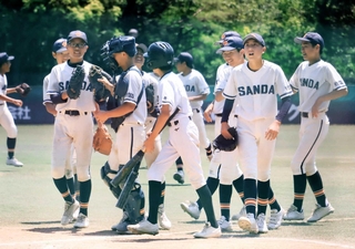 軟式野球で３連覇を果たした三田学園ナイン＝神姫バスキッピースタジアム