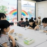 ５月下旬にスタートした地域食堂で、豚汁やおにぎりを味わう子どもたち＝三田市弥生が丘１