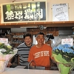 農家レストラン「ベジばぁば」を運営する藤原龍子さん（左）と明さん夫妻＝三田市末