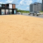 外遊びや屋外活動を自由に企画できる「ハラッパーク」。日中はキッチンカーも出店している＝三田市弥生が丘１