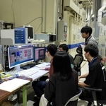 スプリング８でのＸ線磁気ＣＴ装置を使い、永久磁石材料の内部を３次元観察する様子