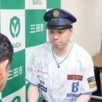 田村克也市長から交通大使の委嘱状を受け取る北川翔太郎さん＝三田市役所