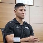 田村克也市長に今後の意気込みなどを語った浜野隼大選手＝三田市役所