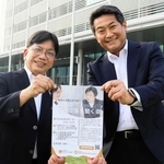 「聞く会」のチラシを紹介する武庫小学校の大向勲校長（左）とすずかけ台小学校の荒井隆一校長＝三田市三輪２