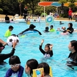 昨年の「ふれあいプール」の様子＝三田市四ツ辻