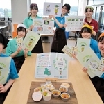 三田産黒大豆枝豆を使ったアレンジレシピをアピールする湊川短期大学の学生たち＝三田市四ツ辻