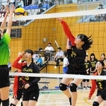 バレーボール女子決勝　息の合った攻撃を仕掛ける狭間の選手ら＝駒ケ谷体育館