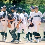 軟式野球で３連覇を果たした三田学園ナイン＝神姫バスキッピースタジアム