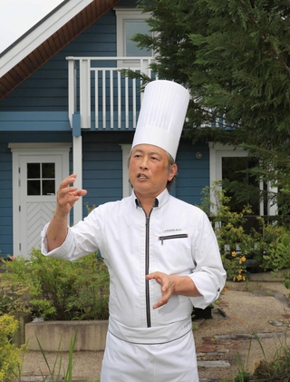 嚥下スイーツについて語る小山進さん＝三田市ゆりのき台５（撮影・吉田敦史）