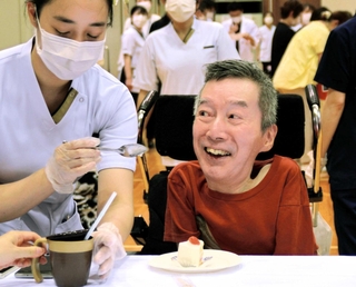 ショートケーキを食べ、思わず笑顔になる患者ら＝三田市大原