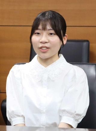 今後の意気込みなどを語った河合美波さん＝三田市役所