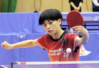決勝で熱戦を展開する三田学園の浦田龍之介さん＝丹波市柏原町柏原