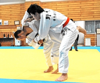 柔道男子団体で技をかける八景の福岡千尋主将＝三田学園小寺ホール