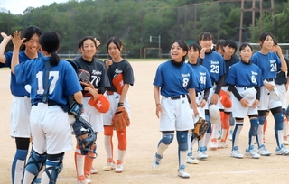 接戦を制して喜ぶゆりのき台・八景の選手たち＝ゆりのき台中学校