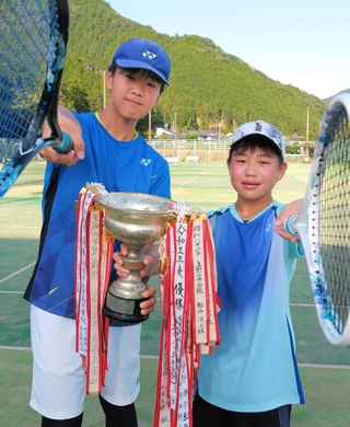 優勝カップを手にほほ笑む小屋畑陸駆さん（右）と松枝亮太さん＝丹波市青垣町田井縄