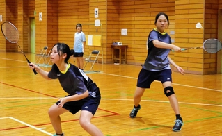 女子ダブルスで初優勝した三田学園の畑尾夏輝（右）、小西彩賀組＝三田市南が丘２、三田学園小寺ホール