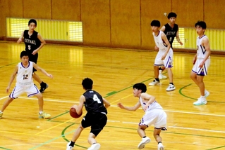 白熱したプレーを見せたけやき台、狭間の選手たち＝丹波篠山総合スポーツセンター