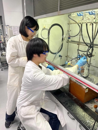 実験室で分子を合成する